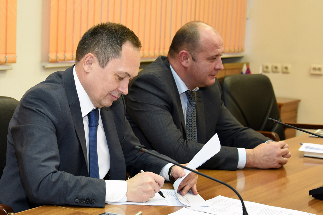 Генеральный директор ООО «Газпром трансгаз Волгоград» Юрий Марамыгин подписывает протокол рабочей встречи