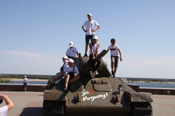 Юные участники осмотрели военную технику рядом с музеем «Панорама Сталинградской битвы»