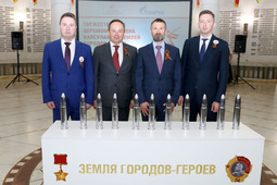 Участники церемонии после передачи капсул с землей городов-героев