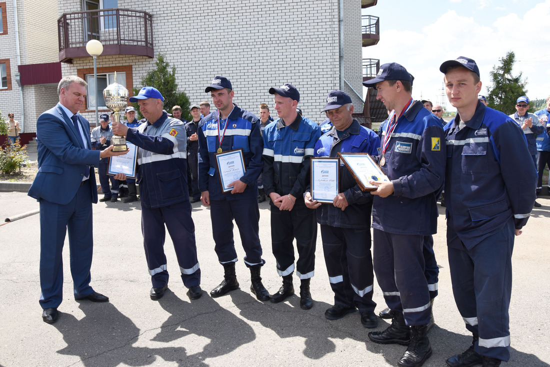 Кубок победителя команде Бубновского ЛПУМГ вручает заместитель генерального директора Общества по производству Сергей Стаценко