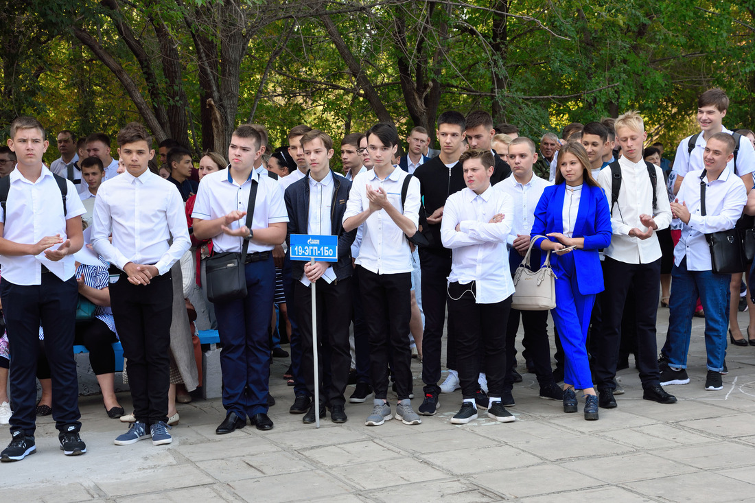 Студенты ЧПОУ «Газпром колледж Волгоград» на торжественной линейке
