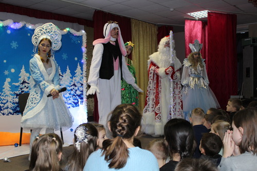 Веселая Новогодняя елка для детей прошла в Антиповском Доме культуры