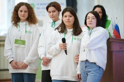 «Я поехала в Экологический лагерь, чтобы предотвращать экологические катастрофы, — говорит Кристина Шипилова» (на фото в центре)