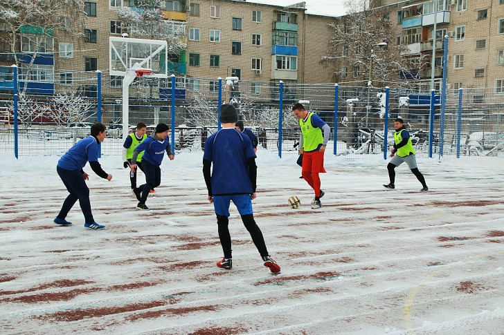 Первый футбольный матч между командами школы №5 города Фролово на новой многофункциональной спортивной площадке, построенной в рамках реализации программы «Газпром — детям»