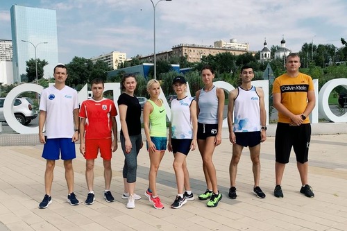 Команда легкоатлетов Общества в День физкультурника перед забегом на 500 метров