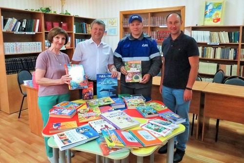 Работники Калачеевского управления передали добрые книги в библиотеку Заводской средней школы имени И.Д. Лихобабина