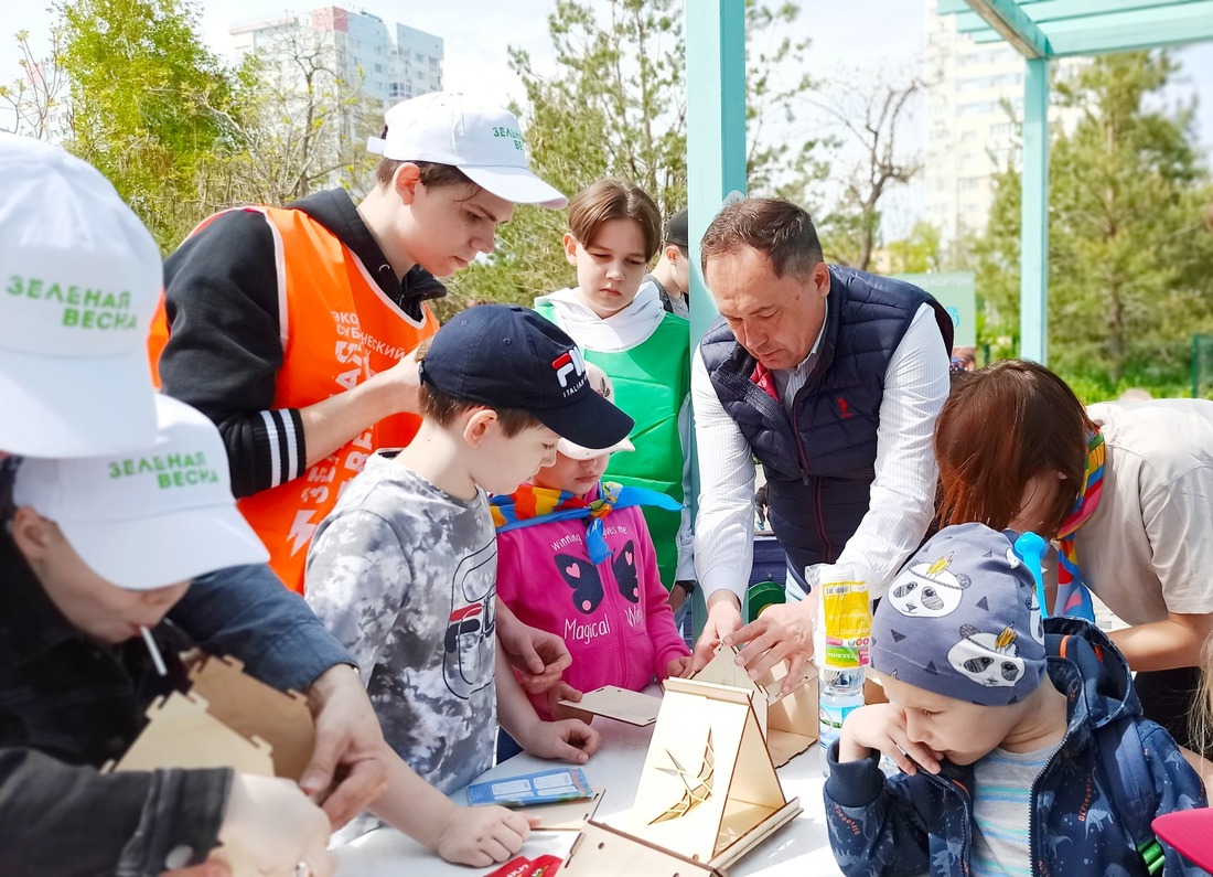 Генеральный директор Общества Юрий Марамыгин вместе с детьми работников участвует в мастер-классе по изготовлению кормушек для птиц