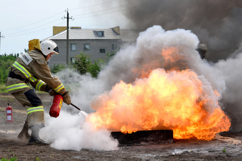 Свое мастерство в тушении условного очага возгорания демонстрируют добровольные пожарные команды ООО «Газпром трансгаз Волгоград»