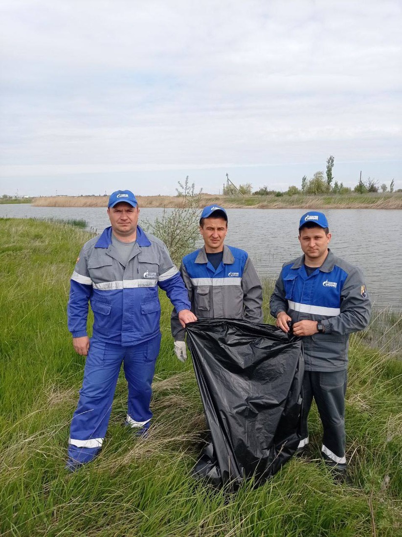Работниками Палласовского ЛПУМГ был расчищен от мусора берег реки Торгун