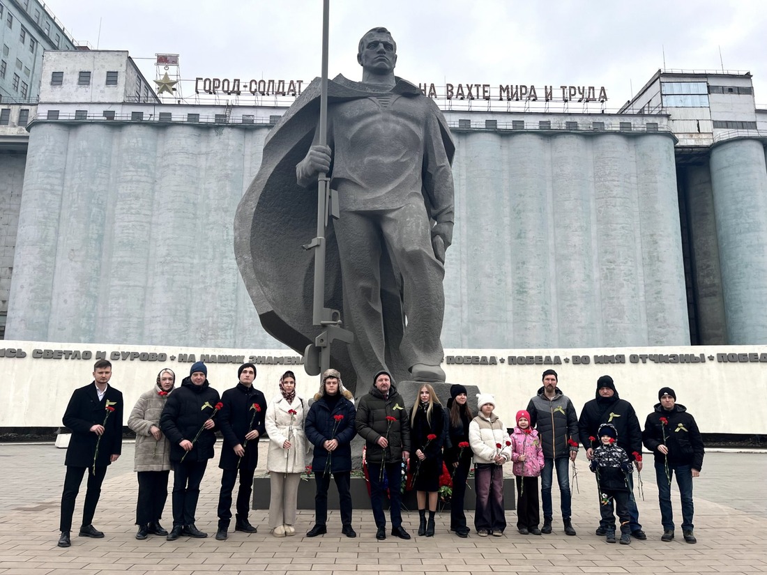 Молодые специалисты Общества ежегодно возлагают цветы к памятнику морякам-североморцам.