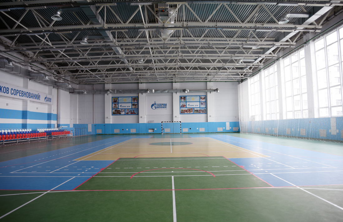 Игровой зал 40х20 метров (с зонами безопасности 44х25 метров) с синтетическим покрытием