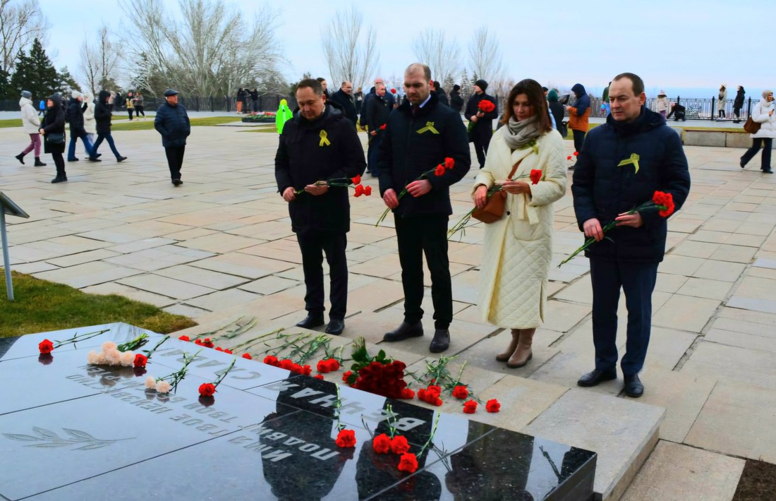 Алые гвоздики — как символ вечной памяти на могиле Неизвестного солдата.