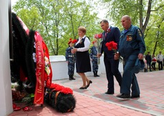 Работники Антиповского ЛПУМГ возложили венки, гирлянду и цветы к памятнику «Вечной памяти павшим в боях за Родину»