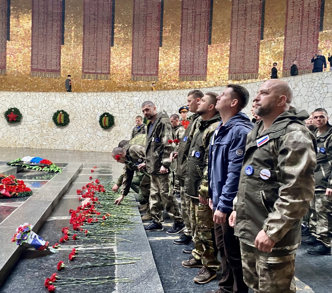 На Мамаевом кургане поисковики почтили память погибших в Сталинградской битве