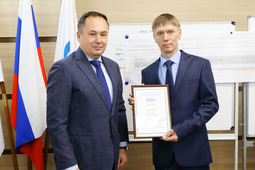 Генеральный директор ООО «Газпром трансгаз Волгоград» Юрий Марамыгин и лучший рационализатор Общества, инженер службы ЭВС Фроловского ЛПУМГ Владимир Поплевин на награждении