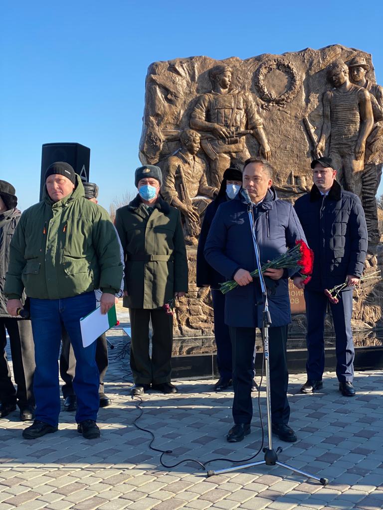 Генеральный директор ООО «Газпром трансгаз Волгоград» Юрий Марамыгин выступает на митинге памяти воинов-интернационалистов во Фролово