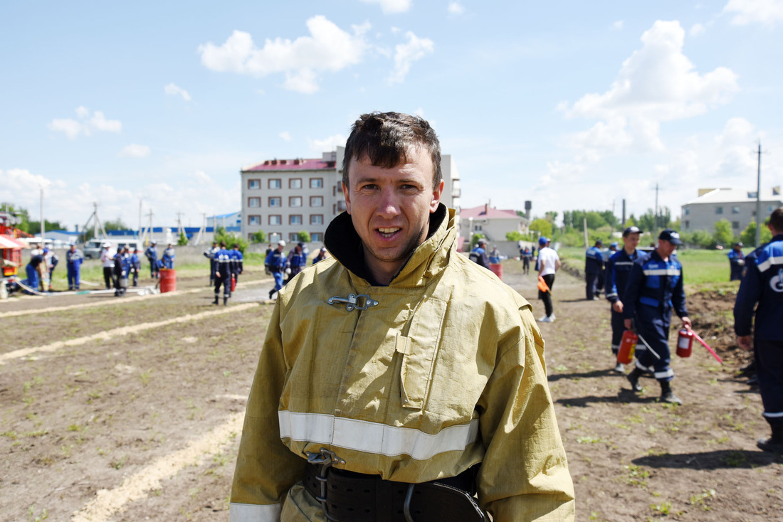 Победитель конкурса «тушение огня в условном очаге возгорания — противне с горючей жидкостью» Роман Саранин (Бубновское ЛПУМГ)