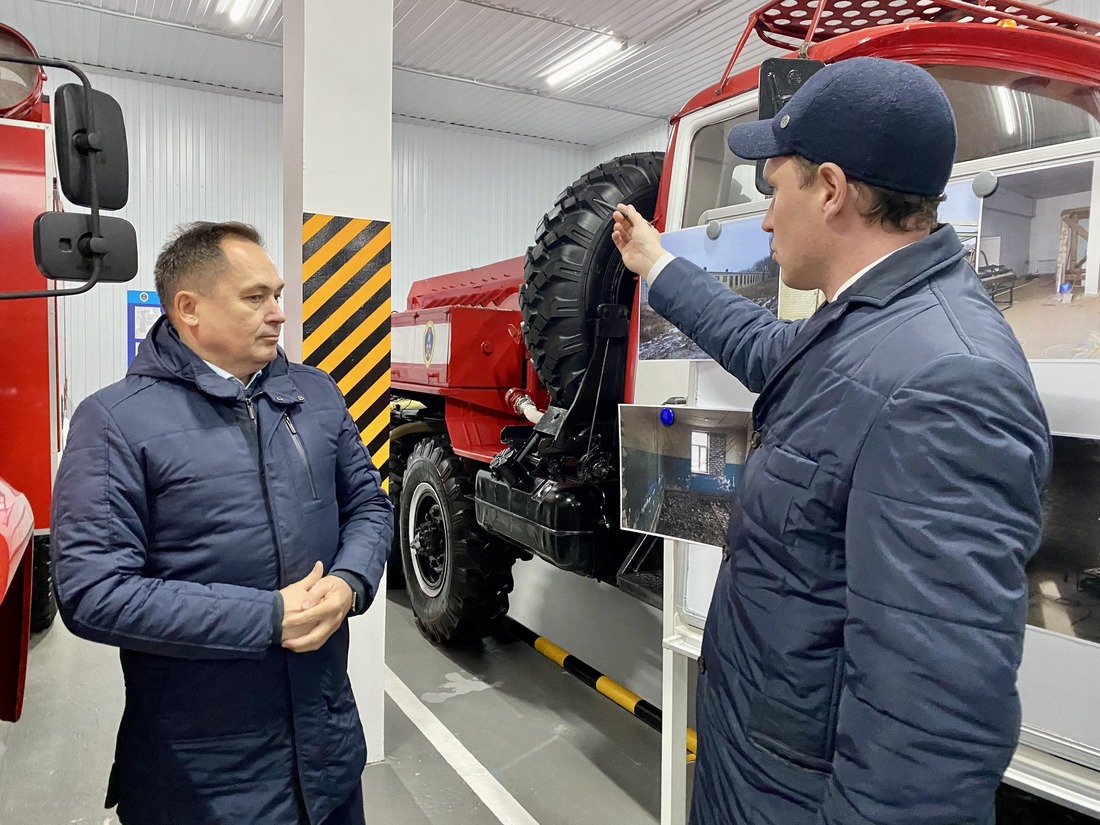 Экскурсию по новому пожарному депо проводит глава Фроловского муниципального района Владимир Шкарупелов (справа)
