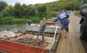 Понтонный мост через р. Хопер приводят в порядок работники Бубновского ЛПУМГ