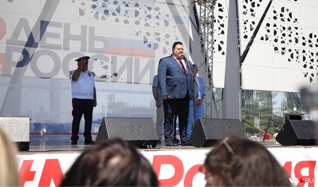 Герой России Дмитрий Воробьев поздравил собравшихся на митинге-концерте в центре Волгограда
