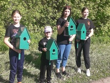 Работники Калачеевского ЛПУМГ совместно с детьми установили скворечники в лесных посадках поселка Пригородный