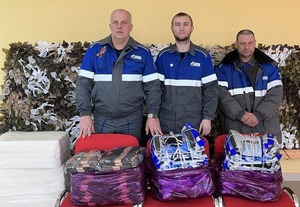 При поддержке фонда работники Ольховского управления передали бойцам теплые вещи