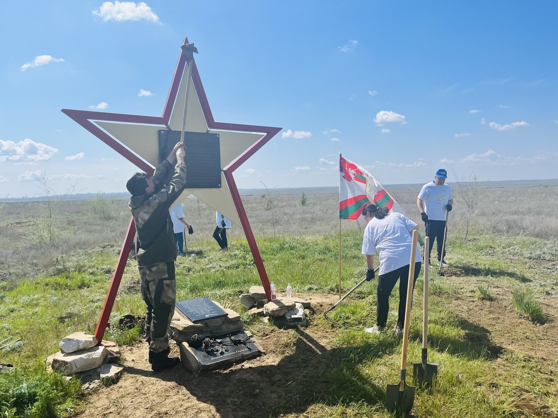 Десант работников Общества привел в порядок всю территорию памятника