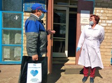 Работники Писаревского ЛПУМГ передают продуктовые наборы врачу Таловской участковой больницы