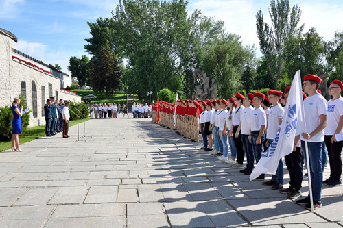 Торжественная церемония приема школьников и студентов в юнармейцы на Мамаевом кургане в рамках проекта «Сталинградский рубеж»