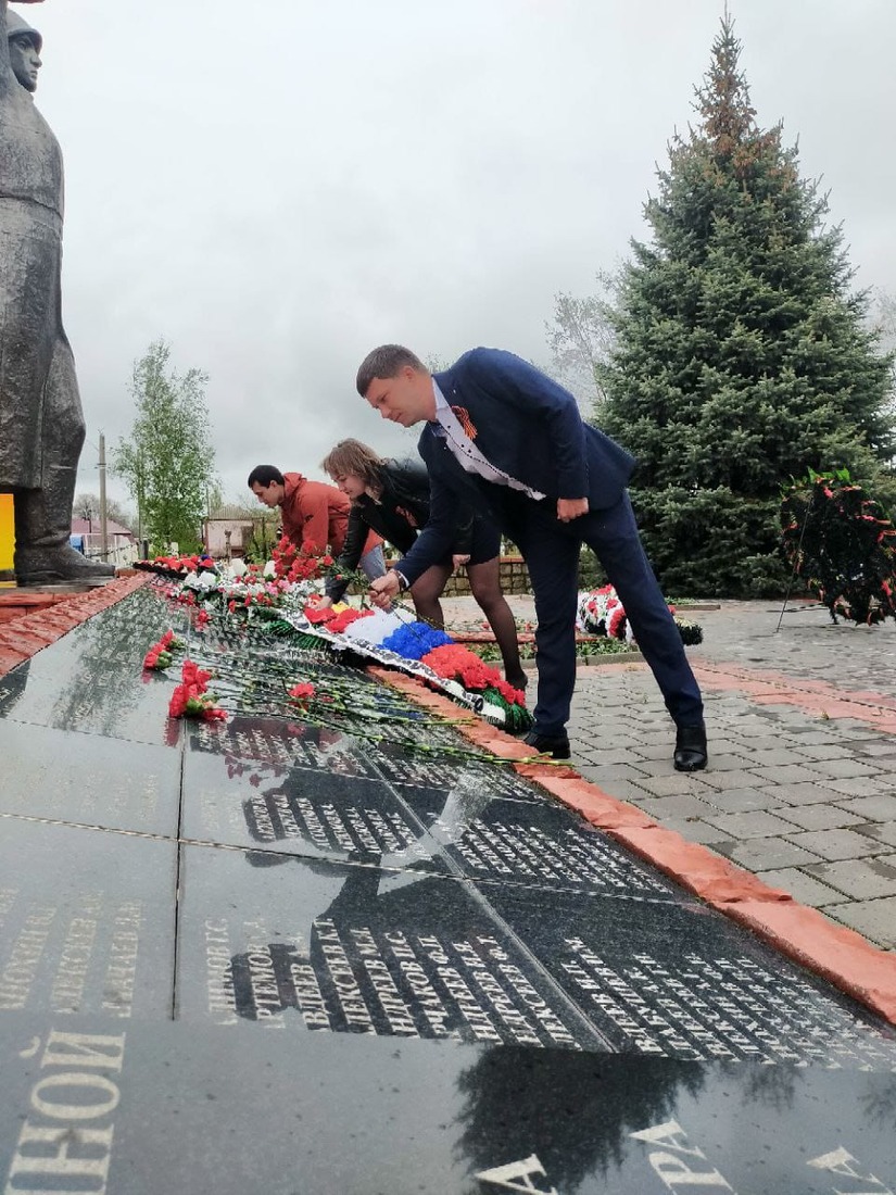 Работники Усть-Бузулукского ЛПУМГ возлагают цветы к мемориалу погибшим в годы Великой Отечественной войны