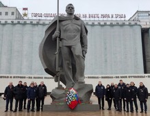 Делегация Общества на возложении цветов и венков у памятника морякам-североморцам в Волгограде