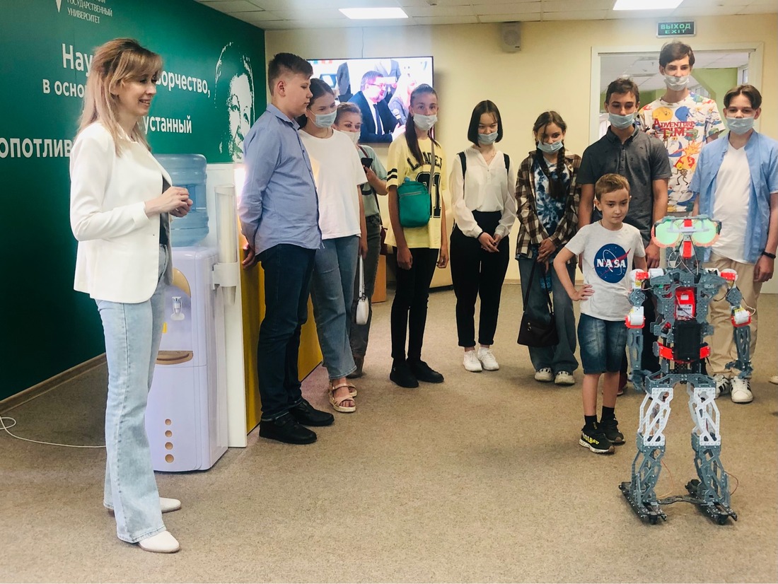 Знакомство с роботом, который собрали и запрограммировали учащиеся по направлению «Робототехника»