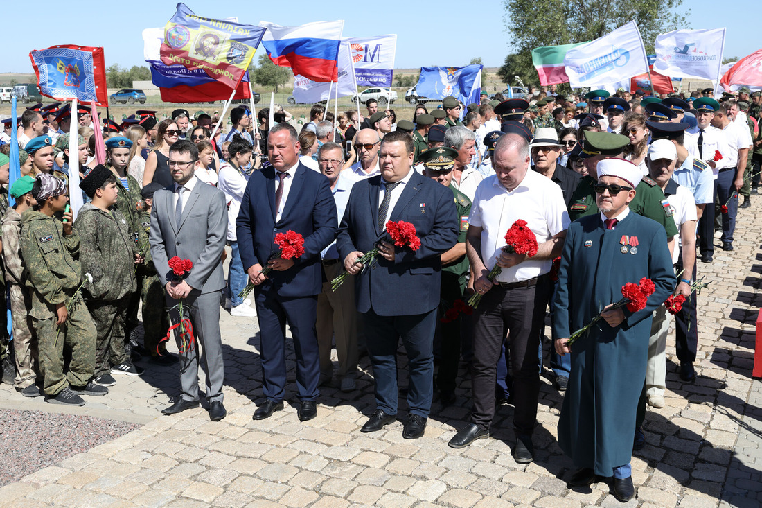 Возложение цветов к Россошинскому мемориалу На фото: заместитель генерального директора по управлению персоналом Александр Пехташев и Герой России, советник генерального директора Дмитрий Воробьев (второй и третий слева)