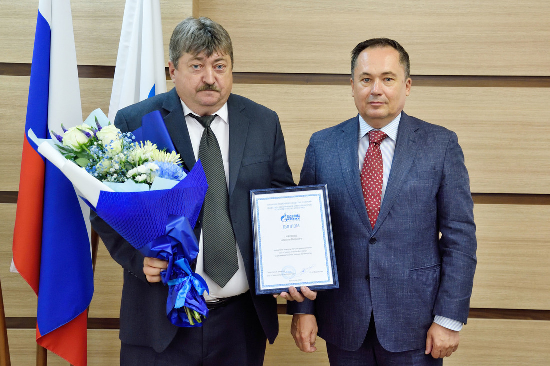 Генеральный директор Общества Юрий Марамыгин наградил лучшего рационализатора компании за 2020 год Алексея Фролова