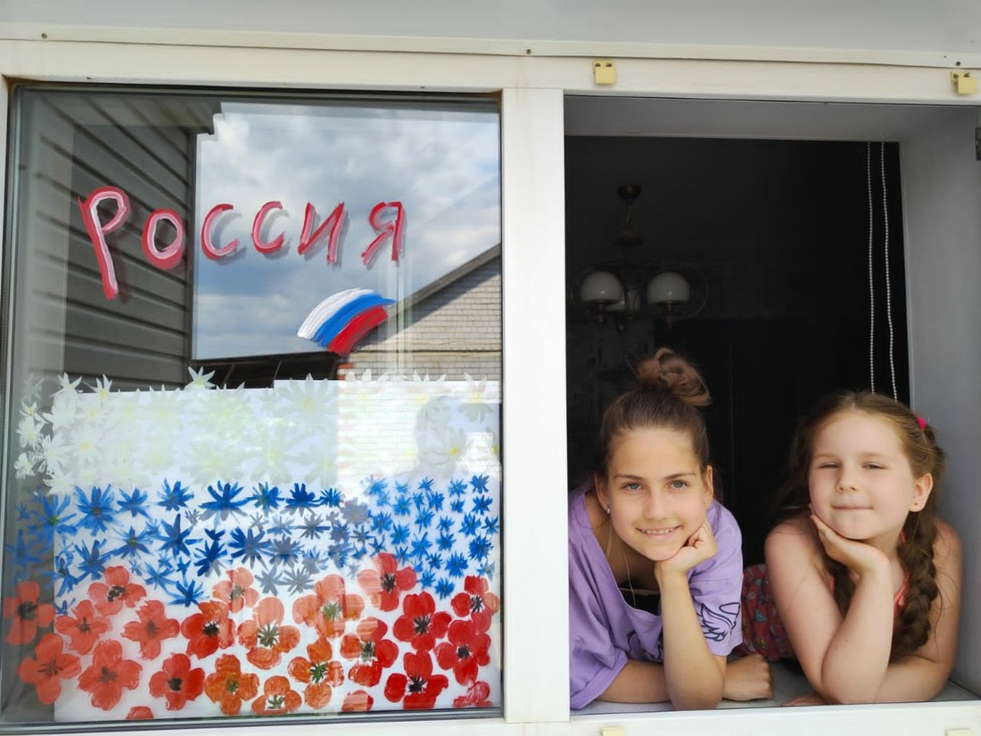 Дети сотрудников Городищенского ЛПУМГ украсили окна к Дню России