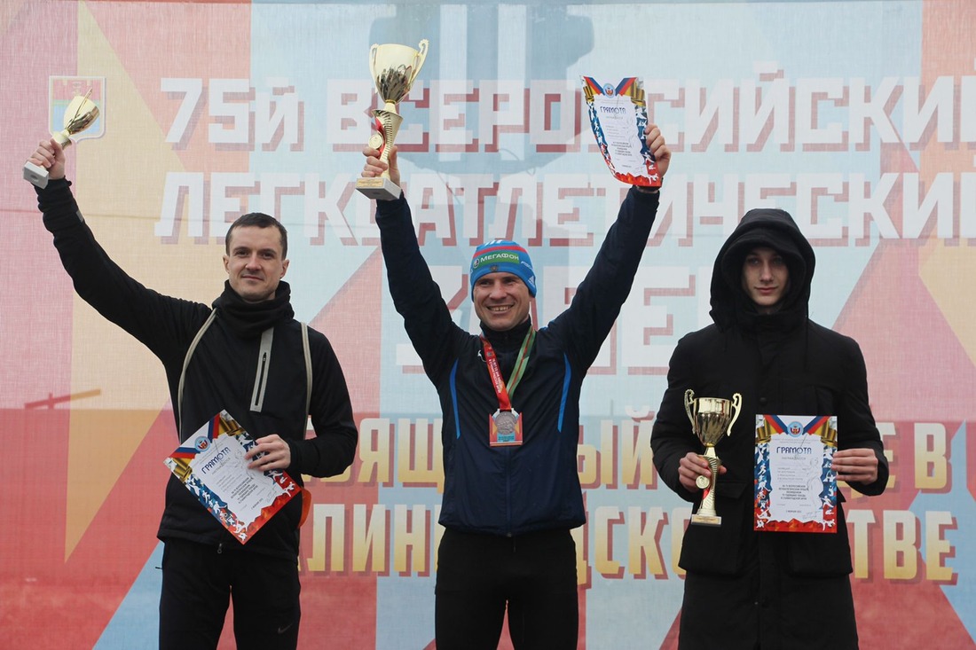 Инструктор по физической культуре УЭЗиС Ярослав Остапченко стал бронзовым призером забега (на фото слева)