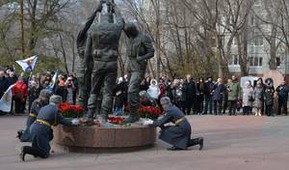 К скульптурной композиции возложили алые гвоздики как символ вечной памяти