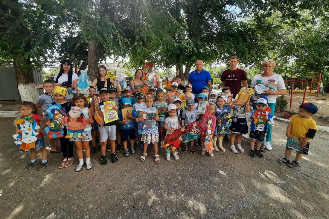 Работники Ольховского ЛПУМГ вручили добрые книги малышам Ольховского детского сада