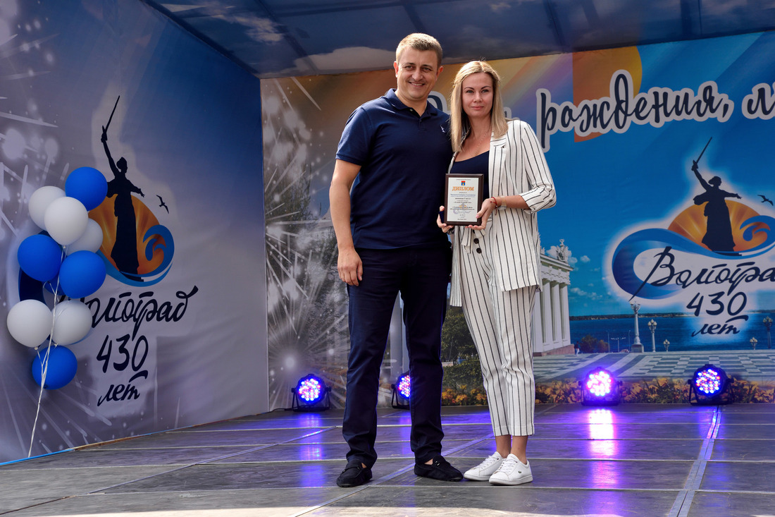 Заслуженную награду из рук первого заместителя председателя Волгоградской городской Думы Андрея Гимбатова получает Екатерина Чернышова