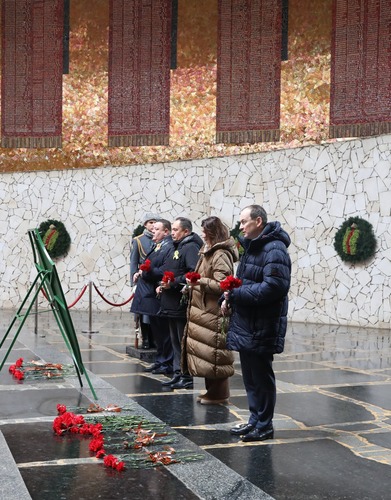 Делегация руководителей ООО «Газпром трансгаз Волгоград» на мемориально-историческом комплексе «Мамаев курган»