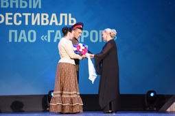 Награда ансамблю "Верхний Дон" из рук главного жюри Александры Пермяковой