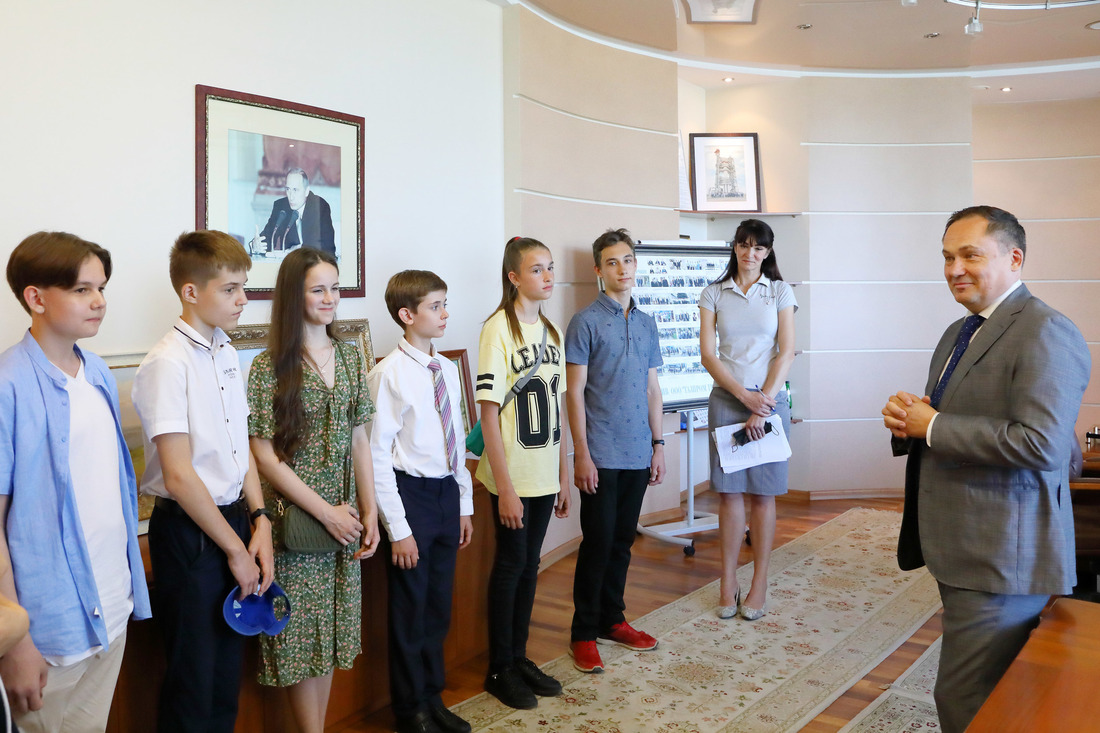 Генеральный директор Юрий Марамыгин пригласил ребят вернуться на предприятие в качестве работников