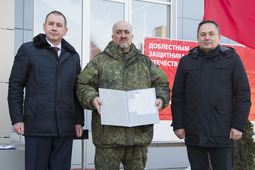 Передача ключей и документов от внедорожника для российских военнослужащих